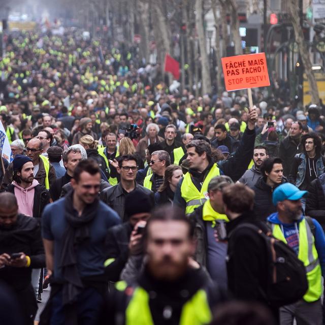 Les "gilets jaunes" lors du 19e acte, à Paris. [EPA-EFE/Keystone - Christophe Petit Tesson]