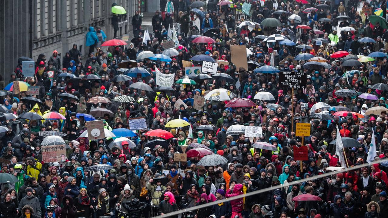 Plus de 70'000 personnes ont défilé dans les rues de Bruxelles lors de la Marche européenne pour le Climat. [Keystone/EPA - Stéphanie Lecocq]