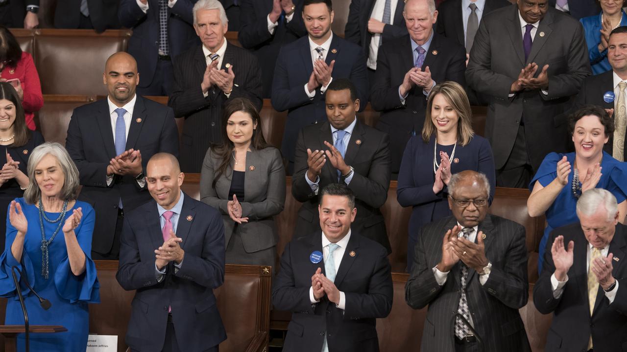Des membres de la nouvelle majorité démocrate à la Chambre des représentants. [AP Photo - J. Scott Applewhite]