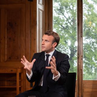 Le président français Emmanuel Macron lors de son entretien accordé à la RTS. [RTS - Laurent Bleuze]