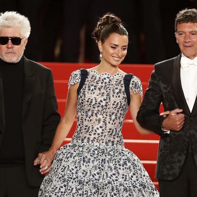 Le réalisateur Pedro Almodovar sur le tapis rouge cannois en compagnie de ses acteurs Penelope Cruz et Antonio Banderas. [Keystone - EPA/Sébastien Nogier]