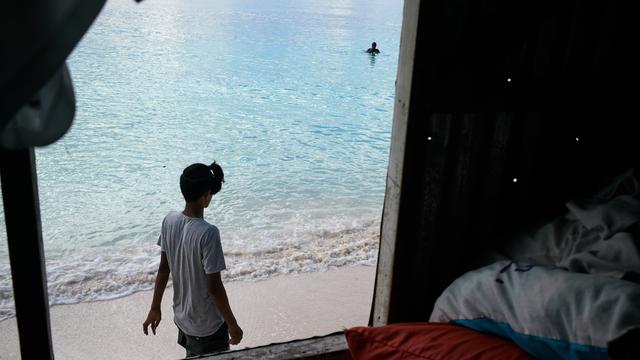 L'eau du Pacifique arrive aux portes des maisons à Kavatoetoe, dans l'archipel des Tuvalu. [Theo Rouby/Hans Lucas]