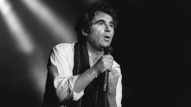 Le chanteur français Claude Nougaro en concert au Palais des sports de Toulouse, le 23 février 1983. [AFP - JEAN-PIERRE MULLER]