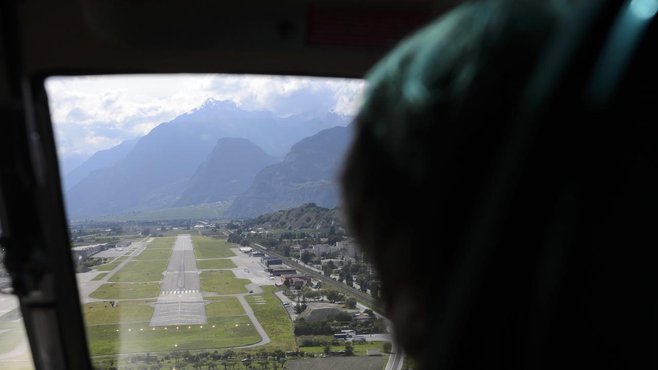Vue du cockpit d'un hélicoptère de la piste d'atterrissage de l'aéroport de Sion. [KEYSTONE/ - Laurent Gillieron]