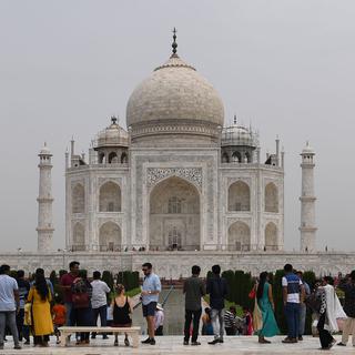 Des touristes visitent le Taj Mahal à Agra, en Inde, le 1er août 2018. [AFP - Sajjad Hussain]
