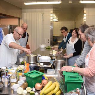 Des ateliers culinaires sont organisés par l'Hôpital du Jura. [RTS - Gaël Klein]