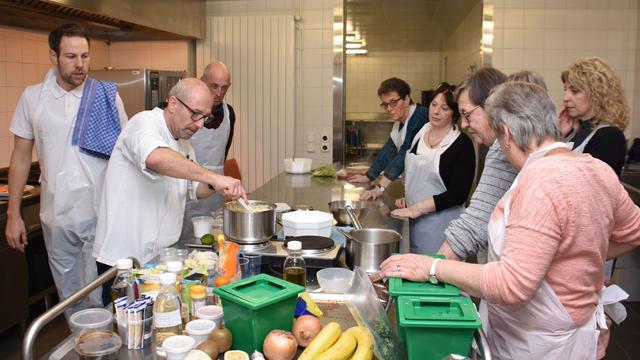 Des ateliers culinaires sont organisés par l'Hôpital du Jura. [RTS - Gaël Klein]