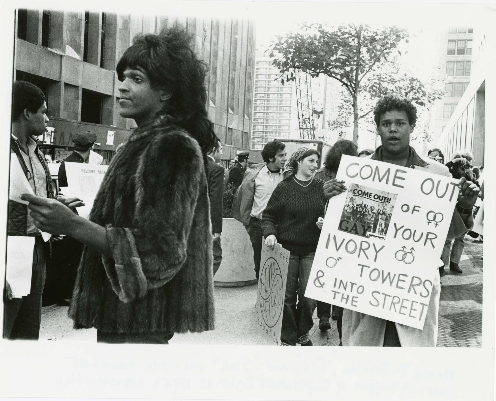 Marsha P.Johnson (g.) distribuant des flyers devant l’Université de New-Yord en 1970. [Reuters - Diana Davie]