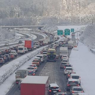 De grosses perturbations sur les autoroutes romandes à cause de la neige. [RTS - Hugues Buchard]