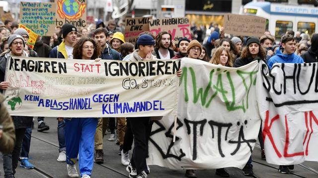 Des écoliers et étudiants zurichois lors d'une grève pour la lutte contre le changement climatique. [Keystone - Walter Bieri]