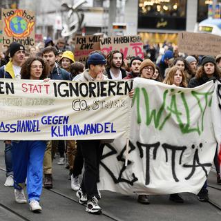Des écoliers et étudiants zurichois lors d'une grève pour la lutte contre le changement climatique. [Keystone - Walter Bieri]