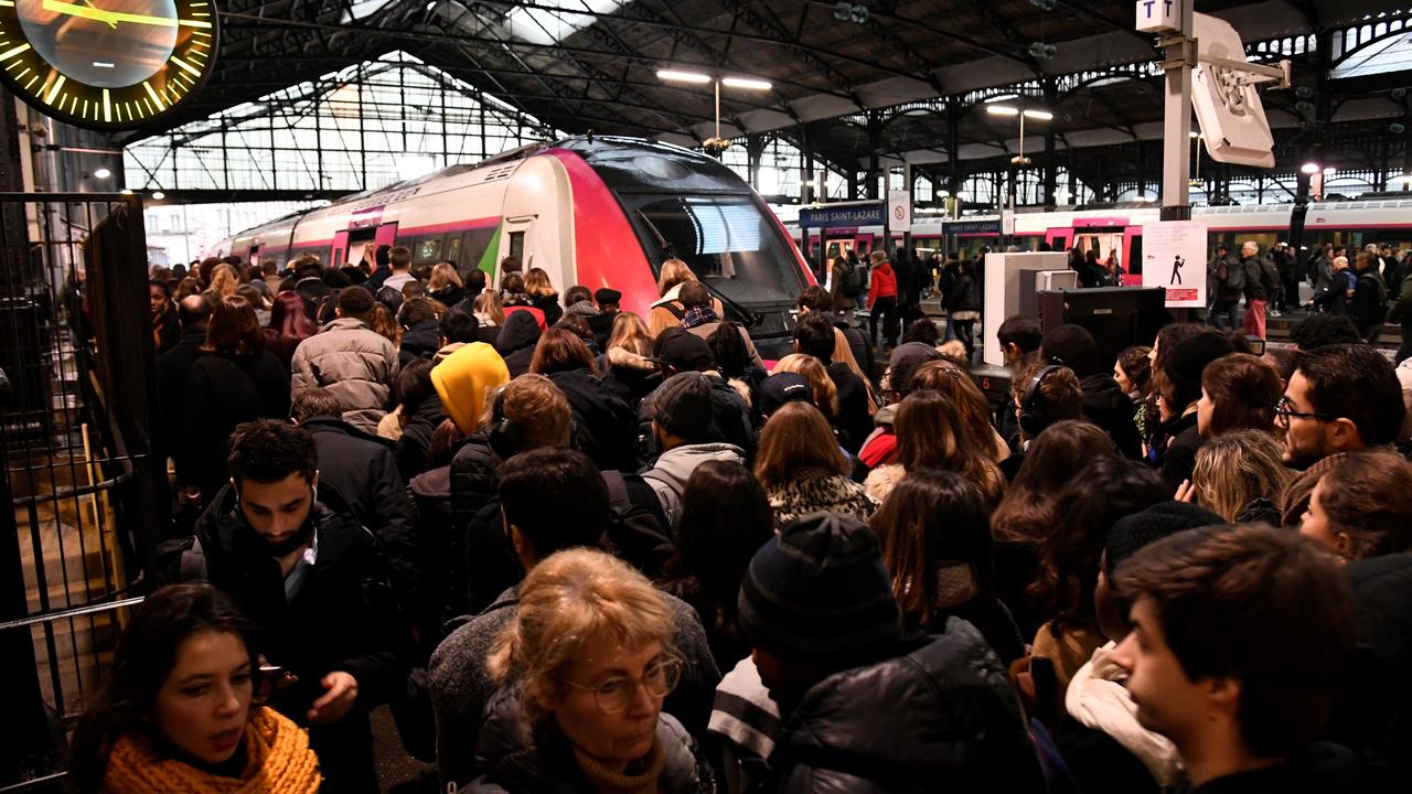La gare Saint-Lazare, à Paris, submergée par la grève des transports publics. [AFP - Bertrand Guay]