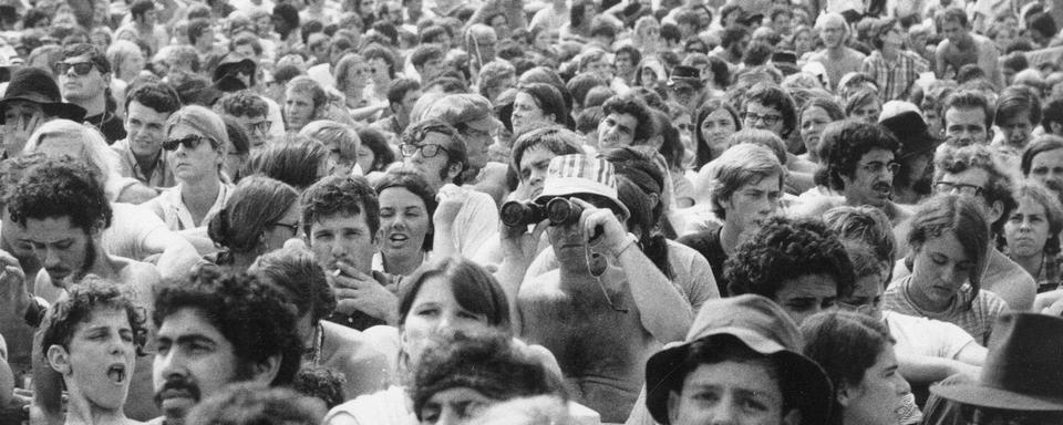 Une vue de la foule, en immense majorité blanche, de Woodstock. [Keystone - AP]