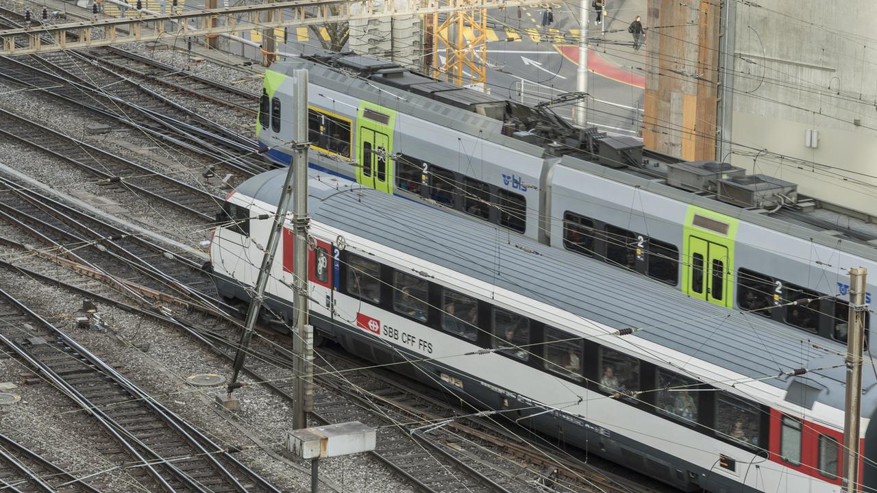 Un train des CFF et un train du BLS au départ de la gare d'Olten. [Keystone - Alessandro della Valle]
