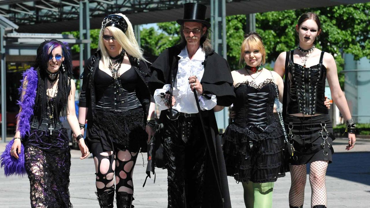 Un groupe de personnes au festival Wave-Gothic-Meeting à Leipzig en Allemagne. [AFP - Peter Endig]