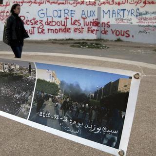 Des images en mémoire aux soulèvements de 2010 et 2011 en Tunisie, qui ont conduit le président Ben Ali à quitter le pays. [Keystone - Giorgos Moutafis]