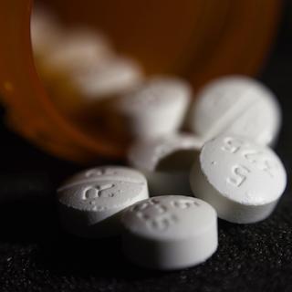 La crise des opiacés a fait 47'000 morts aux Etats-Unis, rien qu'en 2017. Ces produits induisent une forte dépendance pouvant mener à la consommation de drogues illicites comme l'héroïne ou le fentanyl, à fort risque d'overdose fatale. [Keystone/ap photo - Patrick Sison]