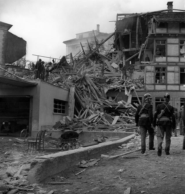 Une maison détruite à Schaffhouse en 1944. [Keystone - Walter Scheiwiller/Milou Steiner/Eugen Suter]