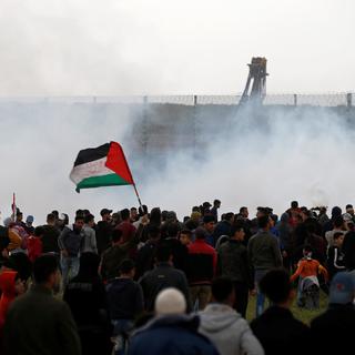 Le mouvement de la Marche du retour se rassemble le long de la barrière de séparation avec Israël. [Reuters - Mohammed Salem]