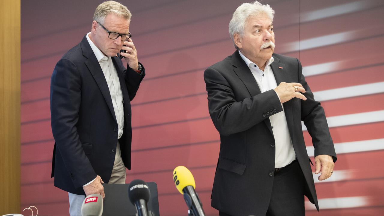 Le directeur général des CFF Andreas Meyer (gauche) et le responsable du trafic voyageurs Toni Häne (droite), le 23 août 2019 à Berne. [Keystone - Peter Klaunzer]