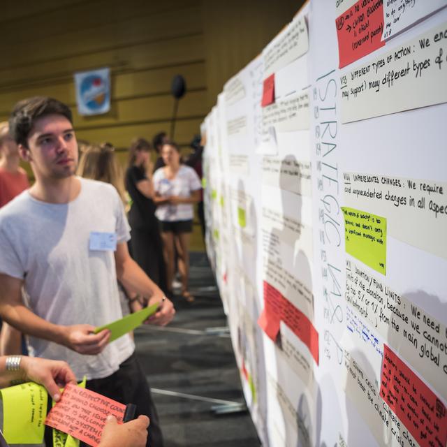 Les activistes du sommet "Smile for Future" ont posé leurs revendications aux politiques, cette semaine à l'Université de Lausanne. [Keystone - Jean-Christophe Bott]