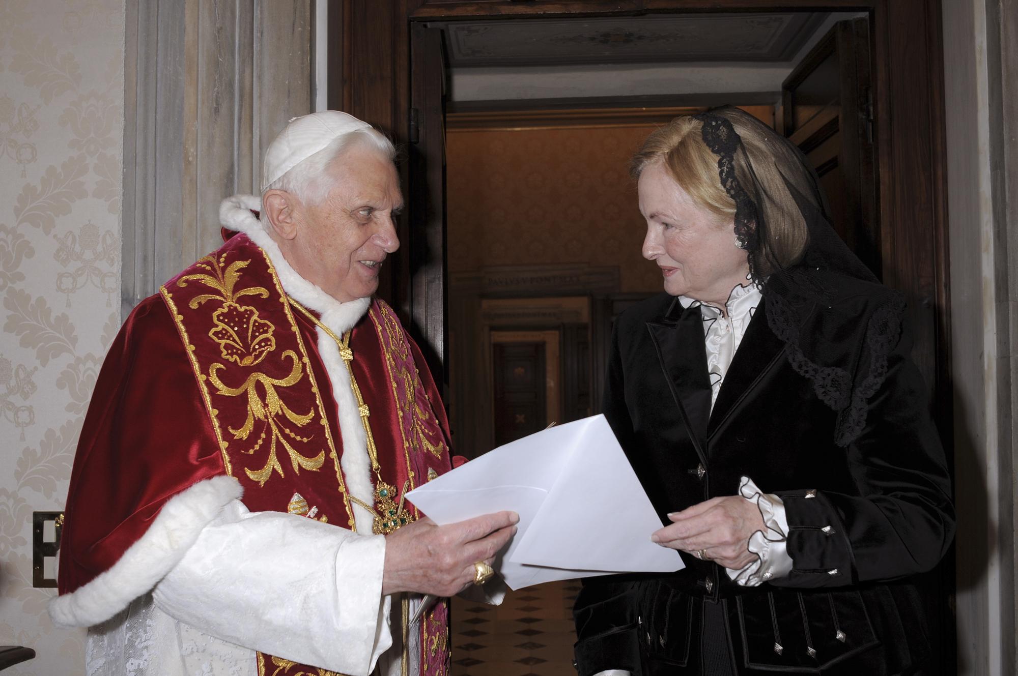 Mary Ann Glendon avec le Pape Benoît XVI, lorsqu'elle était ambassadrice américaine au Saint-Siège. Vatican, le 29 février 2008. [Reuters - Osservatore Romano Vatican]