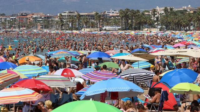 Des touristes sur la Platja de Llevant à Salou en Catalogne. [Keystone/EPA - Jaume Sellart]