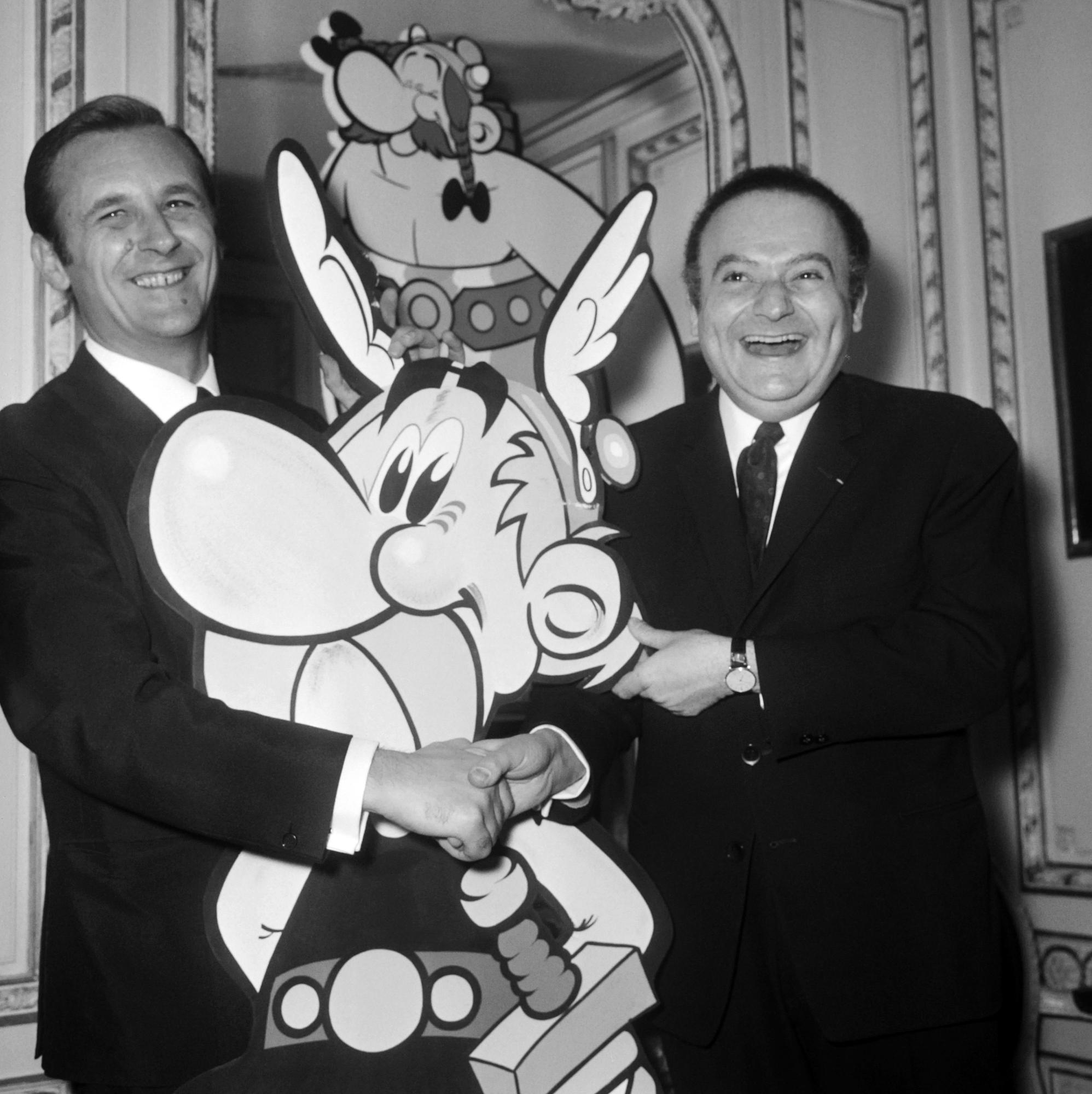 Albert Uderzo et René Goscinny avec leur héros en 1967. [afp]