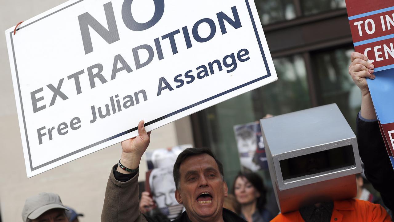 Des supporters de Julian Assange manifestent le tribunal de district de Westminster, ce 2 mai 2019.