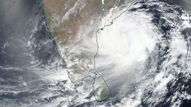 Une image satellite de la NASA montre le cyclone Fani approchant des côtes est de l'Inde, ce 1er mai 2019.