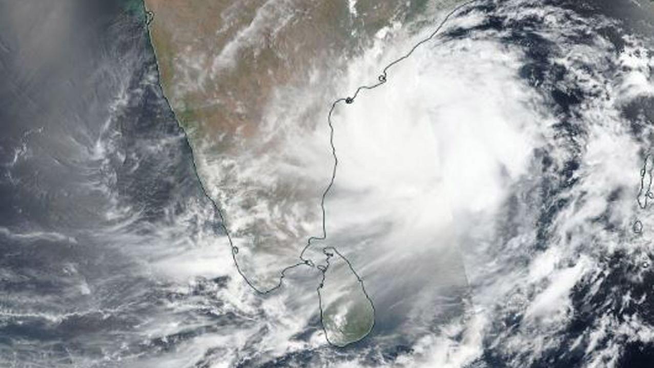 Une image satellite de la NASA montre le cyclone Fani approchant des côtes est de l'Inde, ce 1er mai 2019.