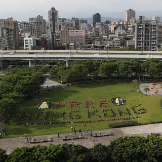 Des étudiants taiwanais réalisent une chaîne humaine pour exprimer leur soutien aux manifestants hongkongais [EPA/Keystone - Ritchie B. Tongo]