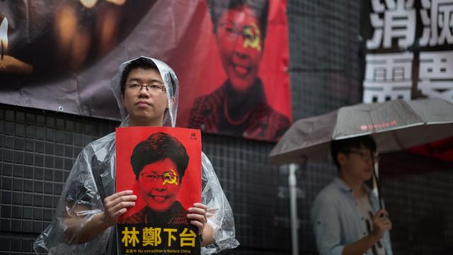 Des manifestants à Hong Kong pour célébrer le 30e anniversaire de Tienanmen. [Keystone - EPA/Jérome Favre]