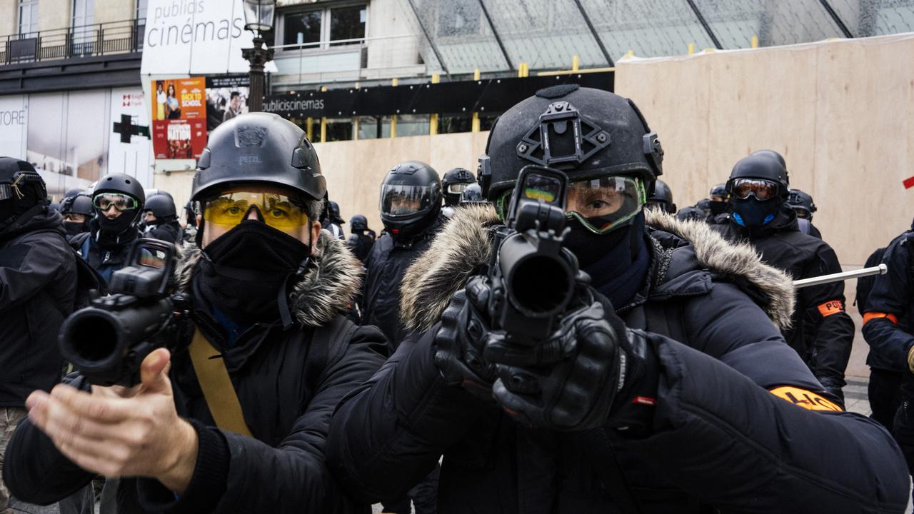 Les policiers lors du quatrième jour de mobilisation des gilets jaunes, le 8 décembre 2018 à Paris. [AFP - Denis Meyer / Hans Lucas]