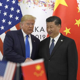 Les présidents américain Donald Trump et chinois Xi Jinping posent ensemble samedi en marge du G20 d'Osaka. [Keystone/ap photo - Susan Walsh]