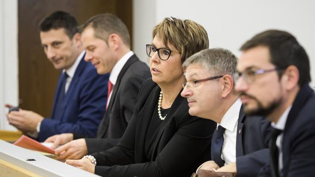 Les membres du Gouvenement jurassien  Jacques Gerber, David Eray, Nathalie Barthoulot, Charles Juillard et Martial Courtet photographiés en décembre 2017. [Keystone - Jean-Christophe Bott]