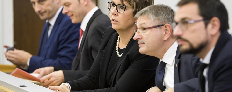 Les membres du Gouvenement jurassien  Jacques Gerber, David Eray, Nathalie Barthoulot, Charles Juillard et Martial Courtet photographiés en décembre 2017. [Keystone - Jean-Christophe Bott]