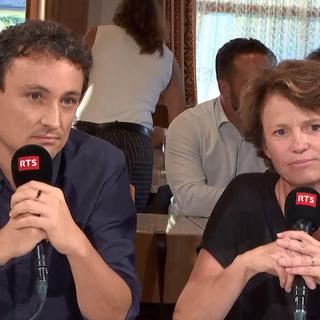 Jérôme Galichet et Cécile Durring encouragent les habitants de Moudon à voter. [RTS]
