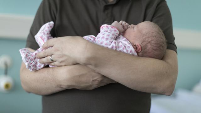 Le coût d'un congé paternité de deux semaines aurait été surestimé. [Keystone - Gaetan Bally]