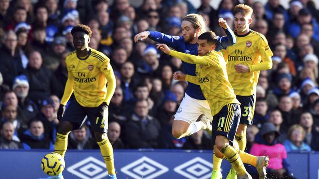 Lucas Torreira et Tom Davies sont restés au coude-à-coude. [AP - Anthony Devlin]