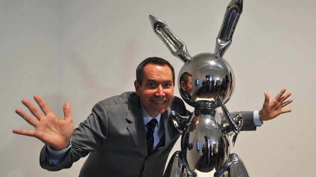 Jeff Koons pose avec son oeuvre "Rabbit" à la Tate Modern de Londres en 2009. [Keystone - EPA/DANIEL DEME]