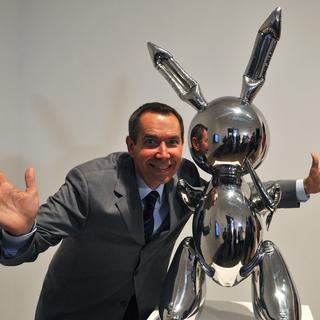 Jeff Koons pose avec son oeuvre "Rabbit" à la Tate Modern de Londres en 2009. [Keystone - EPA/DANIEL DEME]