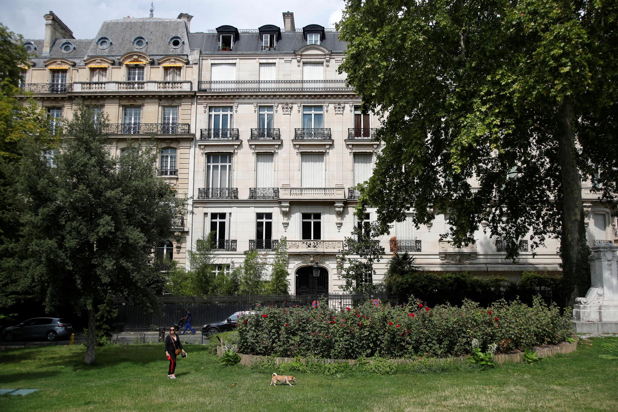 L'extérieur du 22 avenue Foch, dans le XVIe arrondissement de Paris, où Jeffrey Epstein possédait un appartement. [Reuters - Charles Platiau]
