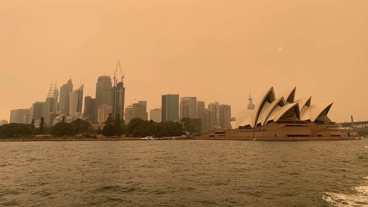 La ville de Sydney recouverte par un épais nuage de fumée. [Reuters - John Mair]