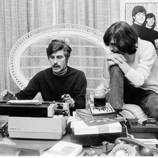 Derek Taylor et George Harrison au Apple Corps, Londres, 1969. [DR]