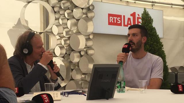 Mathias Howald (à droite), lauréat du Prix du public RTS 2019, au micro de Patrick Ferla au Livre sur les quais. 
RTS