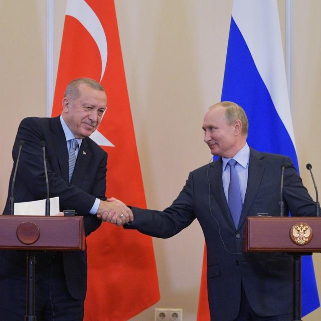 Poignée de mains à Moscou,  le 22 octobre 2019, entre Recep Tayyip Erdogan et Vladimir Poutine. [Keystone]