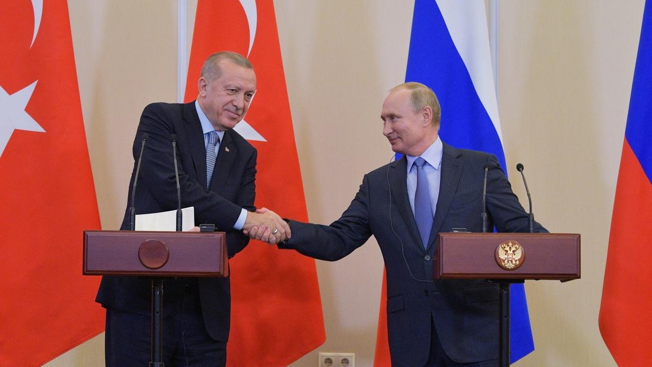Poignée de mains à Moscou,  le 22 octobre 2019, entre Recep Tayyip Erdogan et Vladimir Poutine. [Keystone]