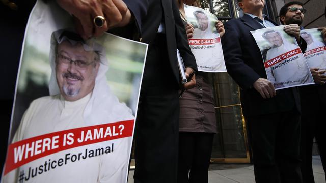 "Où est Jamal? #JusticePourJamal", disent les pancartes des manifestants se tenant devant l'entrée du Washington Post. Washington, le 10 octobre 2018. [Keystone/ap photo - Jacquelyn Martin]