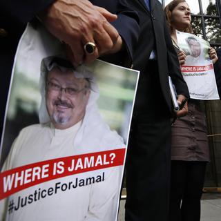 "Où est Jamal? #JusticePourJamal", disent les pancartes des manifestants se tenant devant l'entrée du Washington Post. Washington, le 10 octobre 2018. [Keystone/ap photo - Jacquelyn Martin]